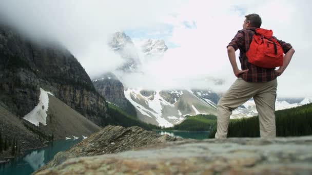 Randonnée pédestre Homme regardant le lac Moraine — Video