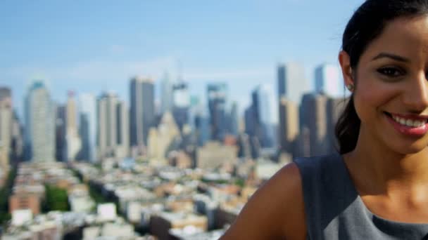 C бизнесвумен на крыше с видом на Манхэттен — стоковое видео