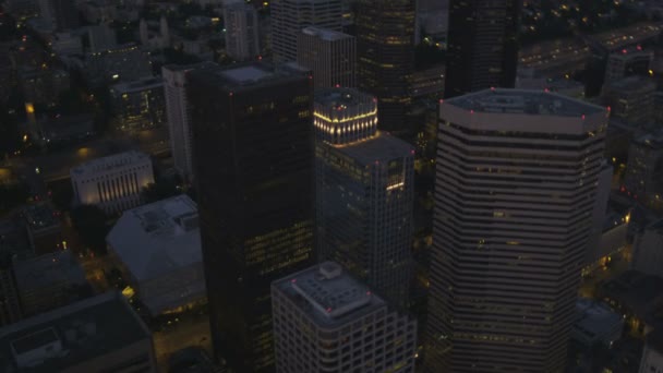 Vista aérea del centro de Seattle iluminado — Vídeos de Stock