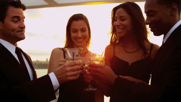 Donne e uomini che bevono al cocktail party — Video Stock