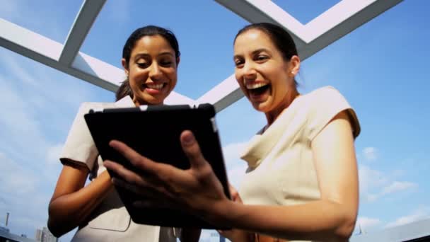 Online yatırım bankacılığı odaklanarak iş kadınları — Stok video