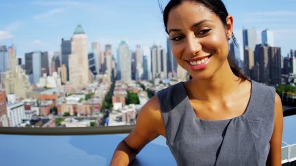 Mujer de negocios en la azotea con vistas a Manhattan — Vídeos de Stock