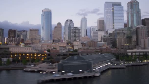 Seattle terminaux maritimes côtiers au crépuscule — Video