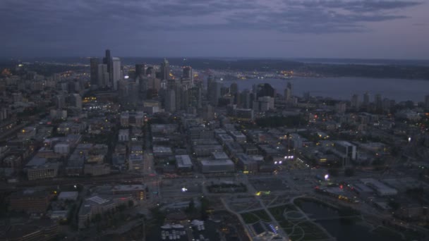 Arranha-céus da cidade ao entardecer Seattle — Vídeo de Stock