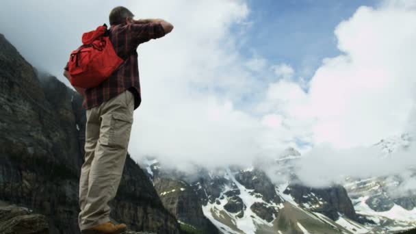 Senderismo Hombre Mirando el lago Moraine — Vídeos de Stock