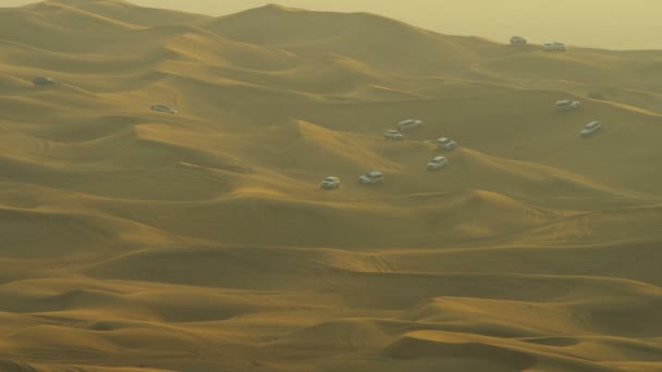Geländewagen bringen Besucher nach Dubai — Stockvideo