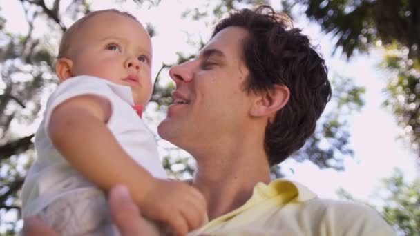 Kaukasiska far njuta av tid med småbarn son — Stockvideo