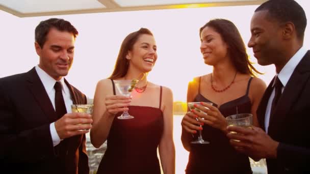 Жінки і чоловіки насолоджуються вечіркою на даху коктейлю — стокове відео