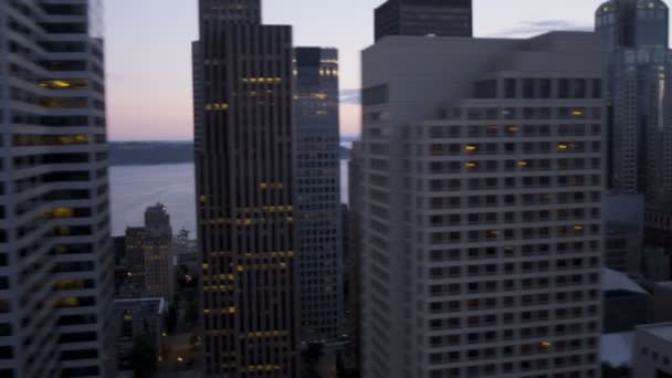 Rascacielos de la ciudad al atardecer Seattle — Vídeo de stock