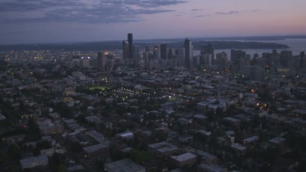 Alacakaranlıkta Seattle şehir Gökdelenler — Stok video