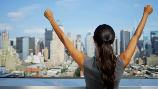 Manos arriba de mujer de negocios celebrando el éxito — Vídeos de Stock