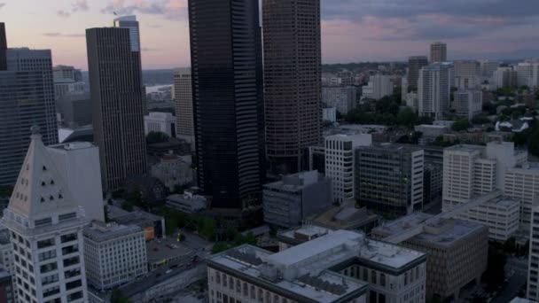 Stad wolkenkrabbers in de schemering Seattle — Stockvideo