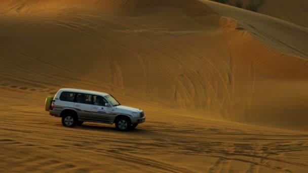 Off road auto che porta i visitatori a Dubai — Video Stock