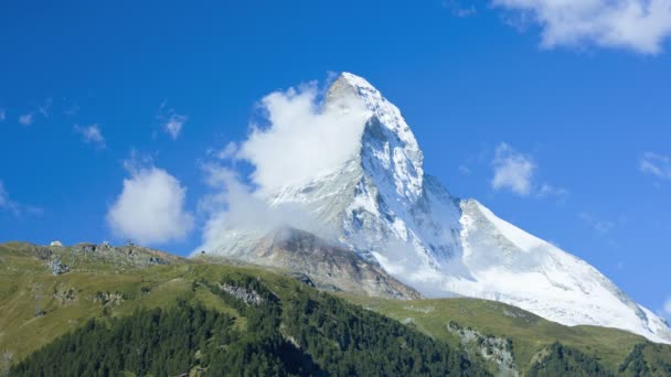 Vórtices de nubes en pico de montaña — Vídeo de stock