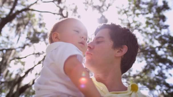 Kaukázusi apja élvezi időt a kisgyermek fia — Stock videók