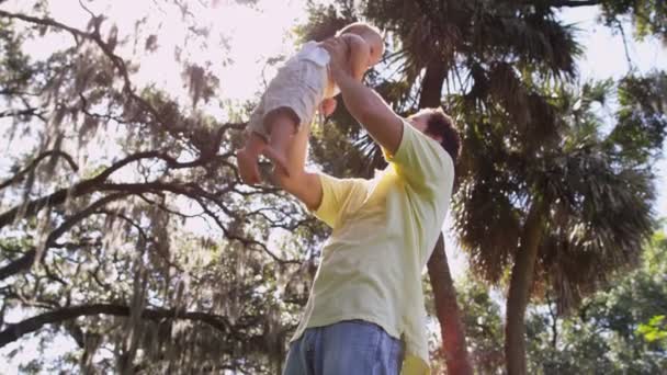 Père caucasien profiter du temps avec tout-petit fils — Video