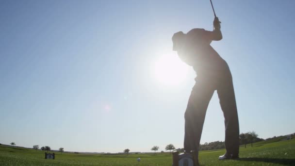 Golfista usando el conductor para salir — Vídeos de Stock