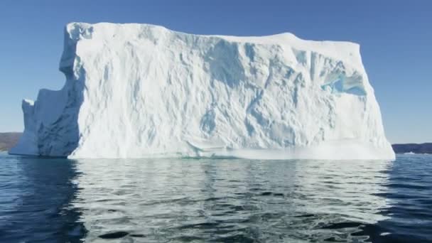 Enormes icebergs flotando en el agua — Vídeo de stock