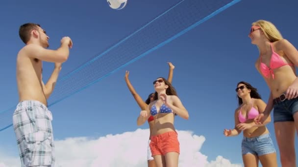 College vänner spela volleyboll på stranden — Stockvideo