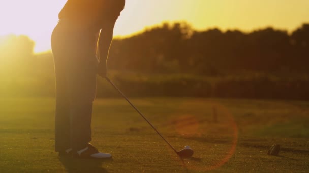 Mannelijke golfspeler golfen bij zonsondergang — Stockvideo