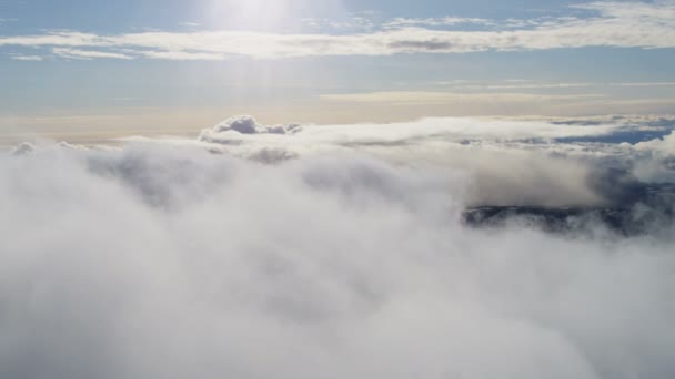 Volar a través de nubes blancas sobre Groenlandia — Vídeos de Stock