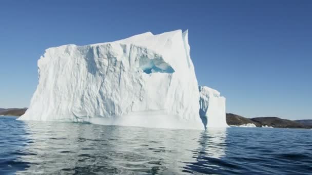Огромные айсберги, плавающие в воде — стоковое видео