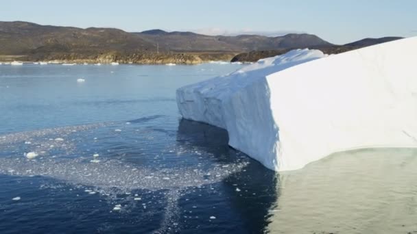 Gleccser jég floes lebeg a vízben — Stock videók