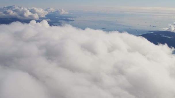Fliegen durch weiße Wolken über Grönland — Stockvideo