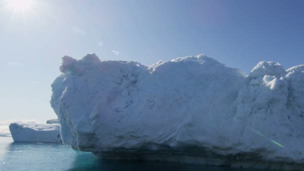 Enormt isberg flyter i vatten — Stockvideo