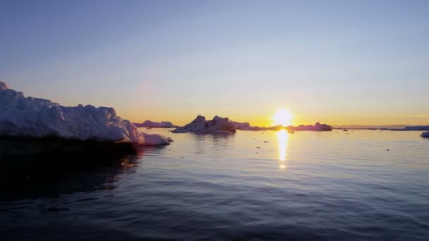 Льодовик плаває у воді на заході сонця — стокове відео
