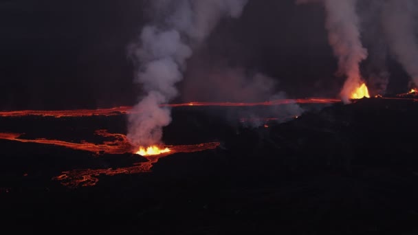 Stänk fontäner av vulkanisk smält lava — Stockvideo