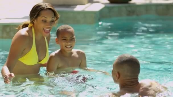 Familie verbringt Zeit im Pool — Stockvideo