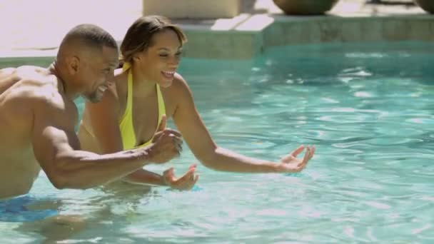 Família passa tempo na piscina — Vídeo de Stock