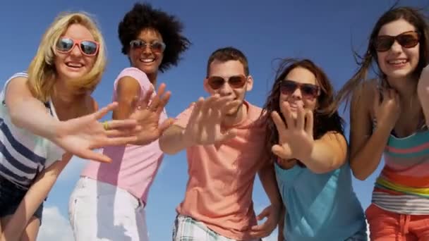 Adolescentes disfrutando de tiempo juntos en la playa — Vídeo de stock