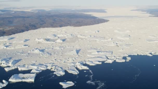 Gleccser jég floes lebeg a vízben — Stock videók