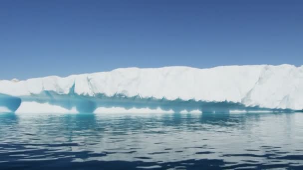 Floes glaciaires flottant dans l'eau — Video