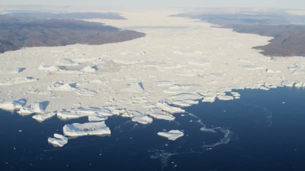 Gelo geleira floes flutuando na água — Vídeo de Stock
