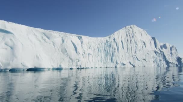 在水中漂浮的冰川冰浮冰 — 图库视频影像