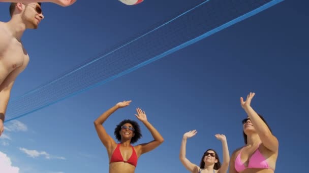 Amigos universitarios jugando voleibol en la playa — Vídeos de Stock