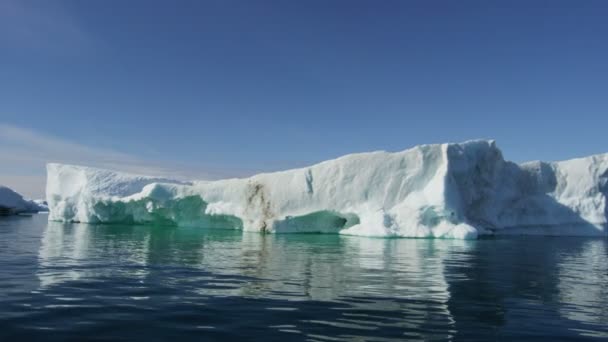 Témpanos glaciares flotando en el agua — Vídeos de Stock