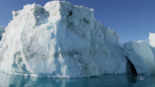 Enormes icebergs flotando en el agua — Vídeo de stock