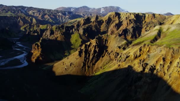 アイスランドの山の岩の多い地域 — ストック動画