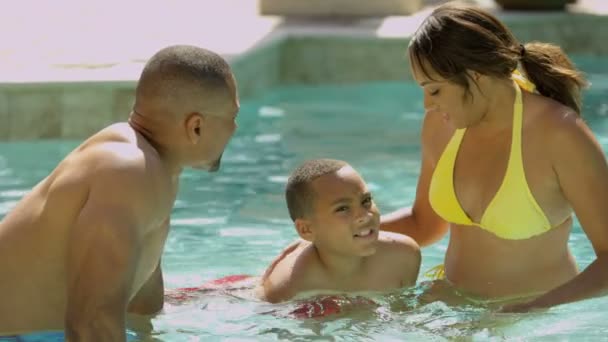 Família passa tempo na piscina — Vídeo de Stock