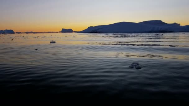 Gelo geleira floes flutuando na água ao pôr do sol — Vídeo de Stock