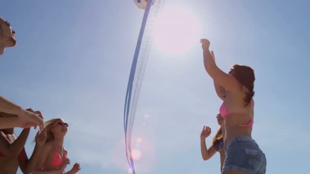 College-Freunde spielen am Strand Volleyball — Stockvideo