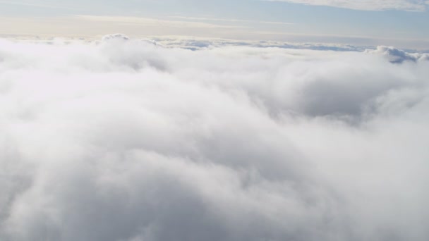 Vliegen door witte wolken boven Groenland — Stockvideo