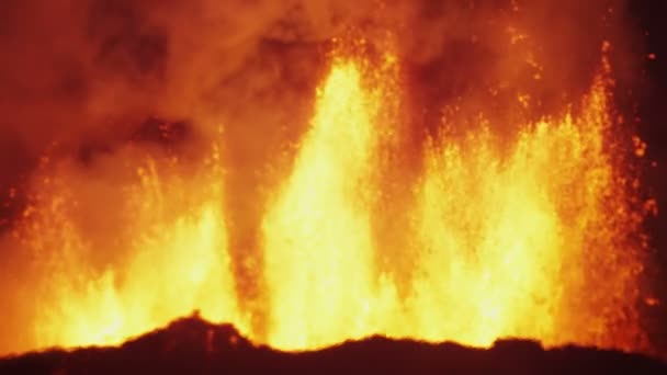 Luchtfoto van vloeiende Holuhraun lava — Stockvideo