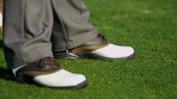 Golfista con zapatos de golf inteligentes — Vídeo de stock