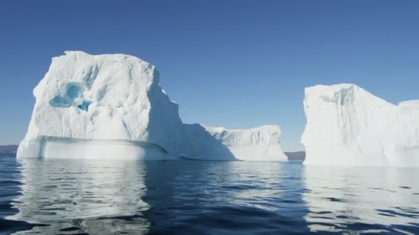 Enormes icebergs flotando en el agua — Vídeos de Stock