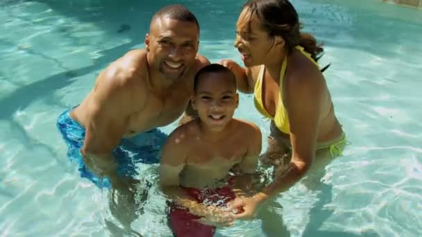 Οικογένεια δαπάνες του χρόνου στην πισίνα — Αρχείο Βίντεο